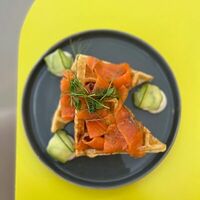 Вафли с пармезаном и лососем в Zanoza Open Bar