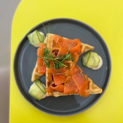 Вафли с пармезаном и лососем в Zanoza Open Bar по цене 930 ₽