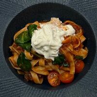 Фетучини с томленой говядиной и страчателлойв Vivant