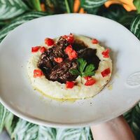 Телячьи щечки с картофельным пюре в Сыроварня