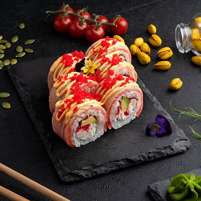 Магуро спайси опаленный тунец с крабом и тигровой креветкой в Самурай SUSHI PREMIUM по цене 599 ₽