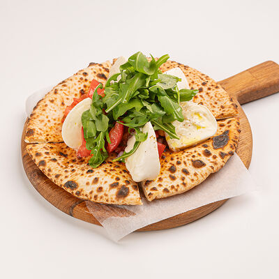 Фокачча с Моцареллой, помидорами и рукколой в Сыроварня по цене 89000 сум