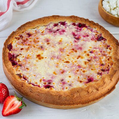 Пирог с клубникой и творогом в Пекарня Кулинария Пиццерия ОБОЖАЮТВСЕ! по цене 1049 ₽