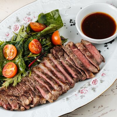 Стейк стриплойн с соусом демиглясс и миксом салата в Just Bar & Kitchen по цене 1900 ₽