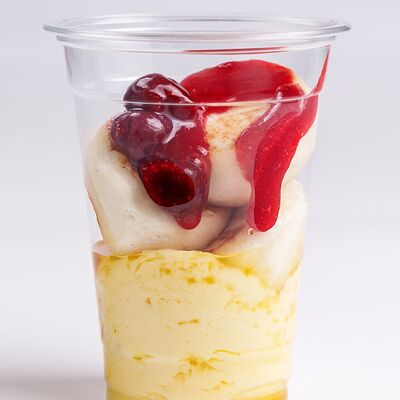 Сырники с ванилью, ягодой и лимоном в Coffee Machine по цене 420 ₽