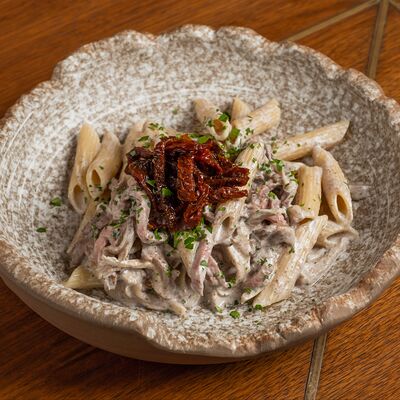 Пенне с ростбифом и вялеными томатами в сливочно-трюфельном соусе в The 312 по цене 920 ₽