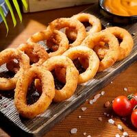 Луковые кольца с сырным соусом в ЧиллДОМ