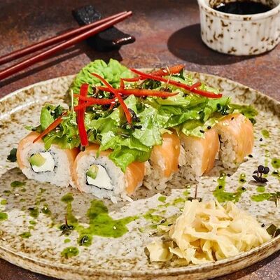 Ролл Филадельфия с миксом салатов в Гастробар DOM по цене 650