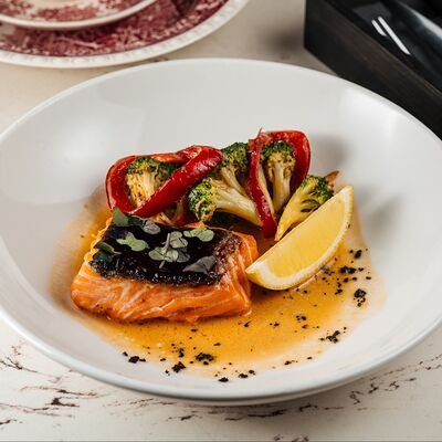 Стейк из форели с овощами в Just Bar & Kitchen по цене 1550 ₽