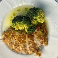 Стейк из куриной грудки с брокколив Entree