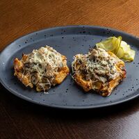 Вафли с курицей и грибами в сливочно-трюфельном соусе в Brasserie Lambic