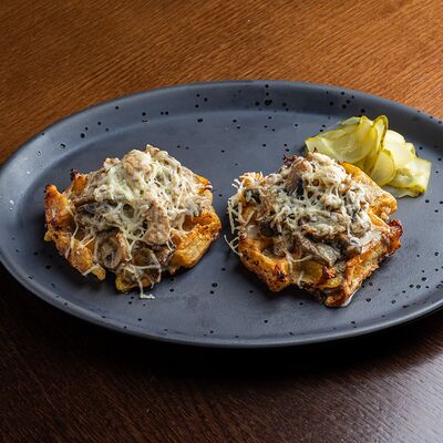 Вафли с курицей и грибами в сливочно-трюфельном соусе в Brasserie Lambic по цене 980 ₽