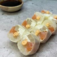 Харумаки с лососем в Fenix Sushi