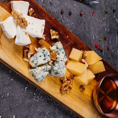 Сырное плато с мёдом и грецкими орехами в Пламя по цене 1090 ₽