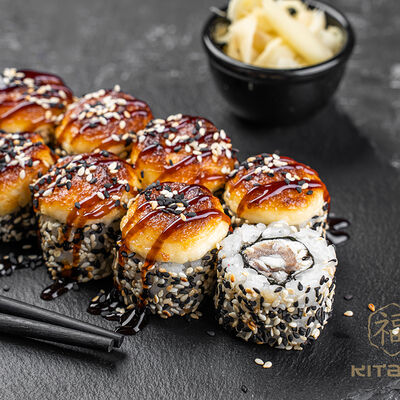 Запеченный ролл в кунжуте с угрем в Kitana по цене 660 ₽