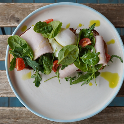 Тост с ветчиной из индейки в Сладости и Радости Советская по цене 650 ₽