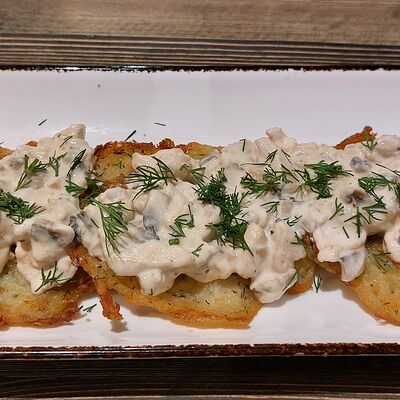 Драники с курицей и грибами в Винъярд по цене 450 ₽