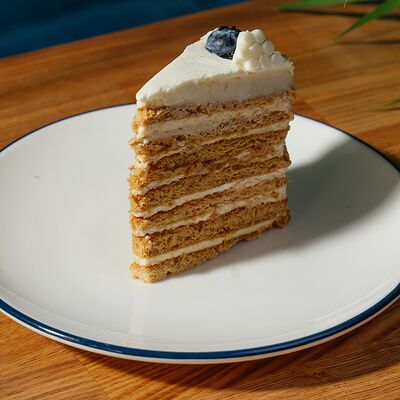 Медовик с белым шоколадом в Cream Soda по цене 420 ₽