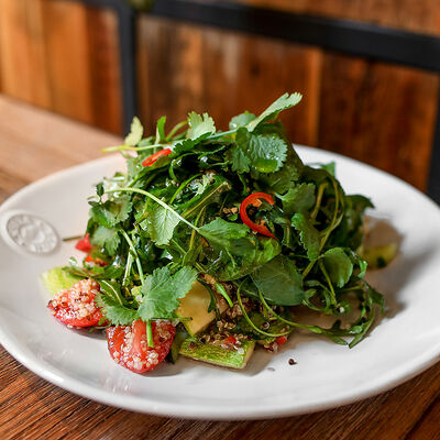 Салат из молодого шпината с киноа в Сыроварня по цене 650