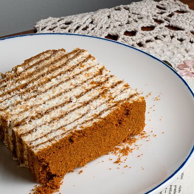 Торт медовик в Алёнка по цене 390 ₽