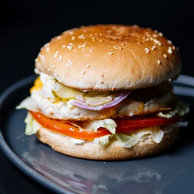 Бургер с курицей в Sushi Box по цене 620 ₽