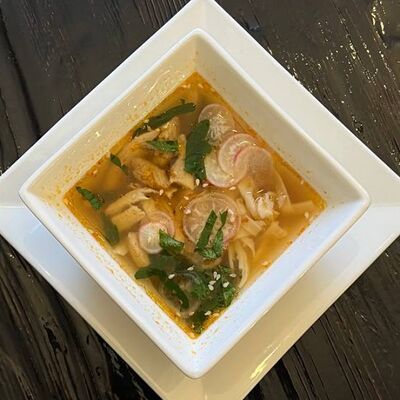 Бульон куриный с лапшой, соусами, филе бедра в Длинный нос по цене 210 ₽