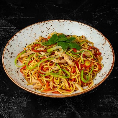 Яичная лапша с курицей и овощами в соусе терияки в Sushi House по цене 500 ₽