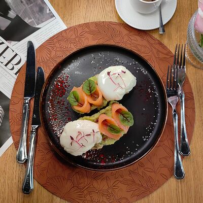 Тост из чиабатты с семгой слабой соли и авокадо в La Vida loca по цене 650 ₽