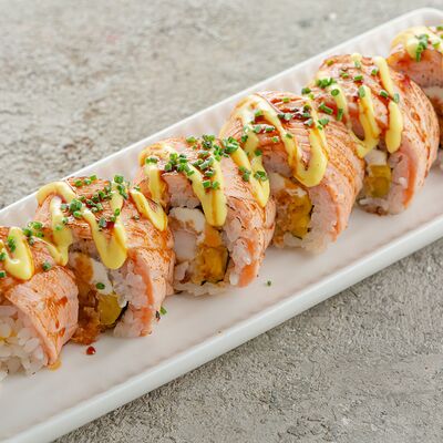 Ролл с жареной креветкой и опаленным лососем в Welcome по цене 950 ₽