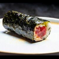 Ручной ролл с тунцом в Medusa by Novikov