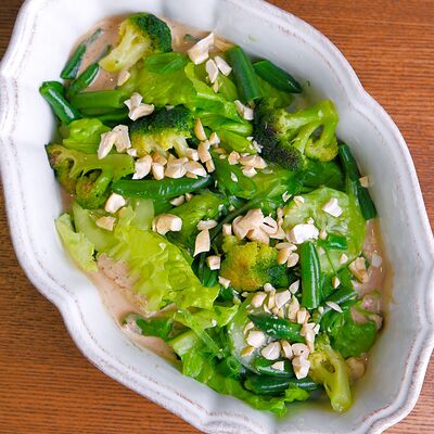 Зеленый салат с ореховым соусом в Red Cup iMall по цене 580 ₽