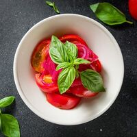 Спелые томаты с красным луком и базиликом в Goodman Prime