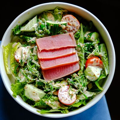 Салат с маринованным тунцом и ореховой заправкой в Пена Дней по цене 17 р.