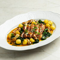 Бедро цыпленка с куриным жу и белыми грибами в Nomad