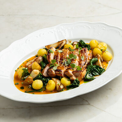 Бедро цыпленка с куриным жу и белыми грибами в Nomad по цене 1380 ₽