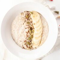 Овсяная каша с бананом, орехами и медом в Mojo