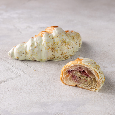 Круассан с фисташкой и малиной в Шоколадница по цене 229 ₽