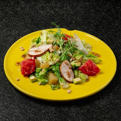 Салат с авокадо, копченой курочкой и карамелизированной грушей в Квели - Грузинский ресторан по цене 620 ₽