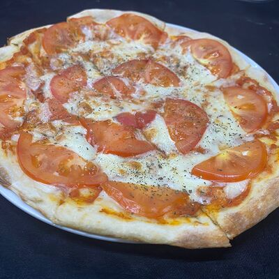 Пицца Маргарита 30 см в Три перца по цене 590 ₽