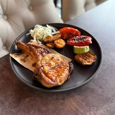 Свинина на кости с овощами гриль в Chili по цене 590 ₽