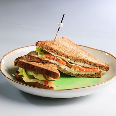 Сэндвич с форелью в Семейный ресторан Tiki&Taki по цене 350 ₽