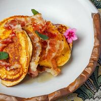Флаффи панкейкс с беконом и кленовым сиропом в Christian