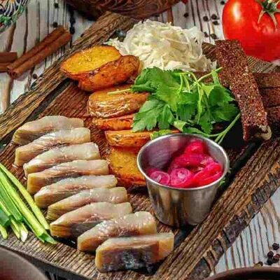 Закуска с селедочкой в Тут харчо по цене 575 ₽