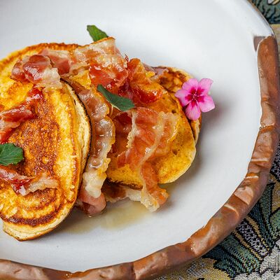 Флаффи панкейкс с беконом и кленовым сиропом в Christian по цене 640 ₽