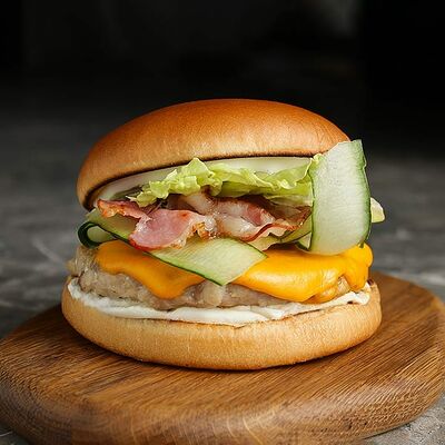 Бургер Чикен Филадельфия в FRIENDLOUNGE по цене 620 ₽