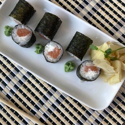 Классические роллы с лососем в Salento по цене 390 ₽