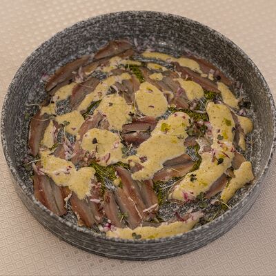 Филе малосольной балтийской кильки с соусом из чеснока и каперсов в Русская охота по цене 650 ₽
