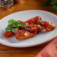 Куриные крылья в кисло-сладком соусе в BBQ Beer Restaurant