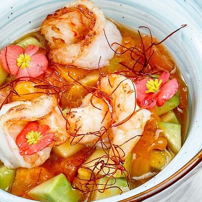 Салат с креветками, хурмой и авокадо в тайском сладком соусе в Kamakura по цене 975 ₽