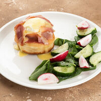 Яйцо бенедикт с прошутто и сезонным салатом в Let it be